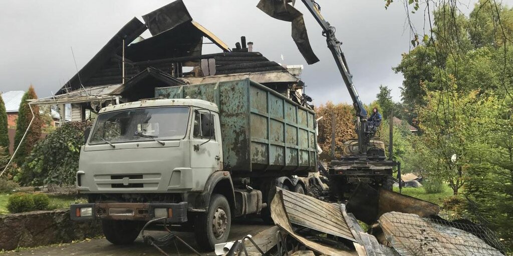 Вывоз мусора после пожара с утилизацией в Полевской в октябре