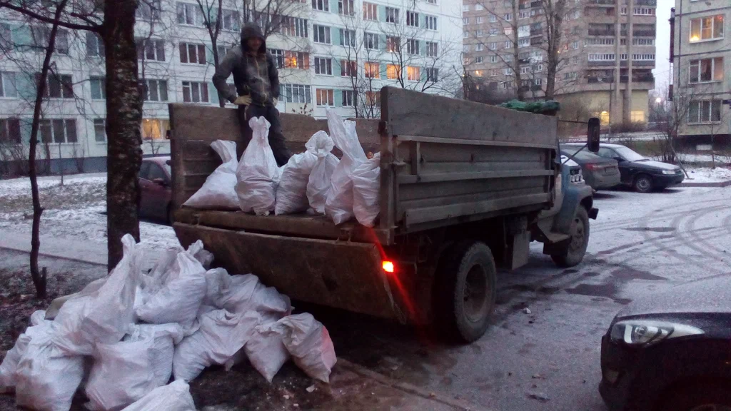 Вывоз мусора в мешках в Полевской в октябре