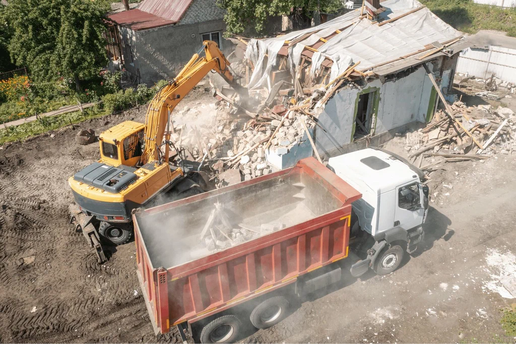 Вывоз мусора после сноса зданий с выездом в Полевской в октябре