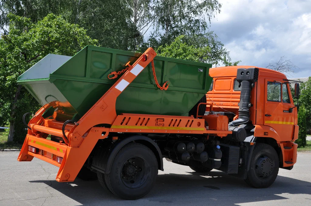 Заказ бункеровоза для вывоза мусора и отходов в Полевской в октябре