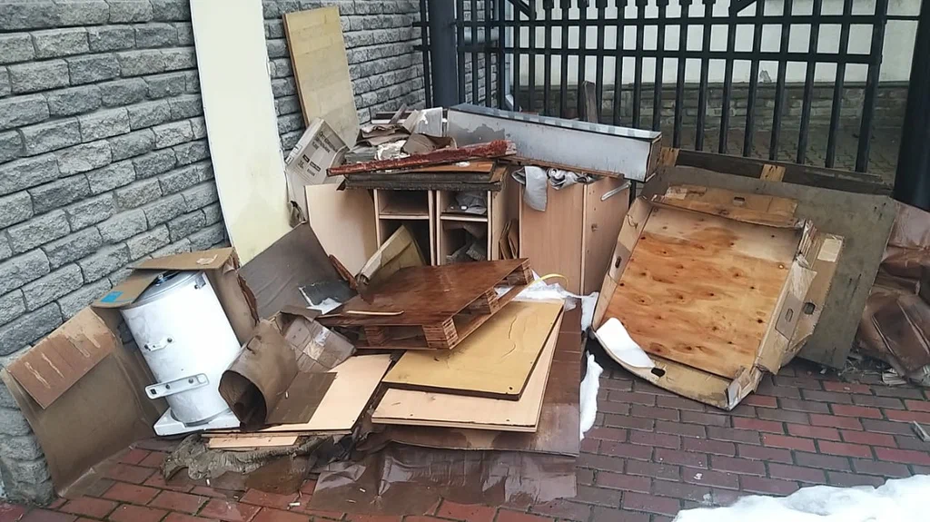 Вывоз старой мебели в Полевской — недорого, с грузчиками, цены от 2464 руб | ПроМусор