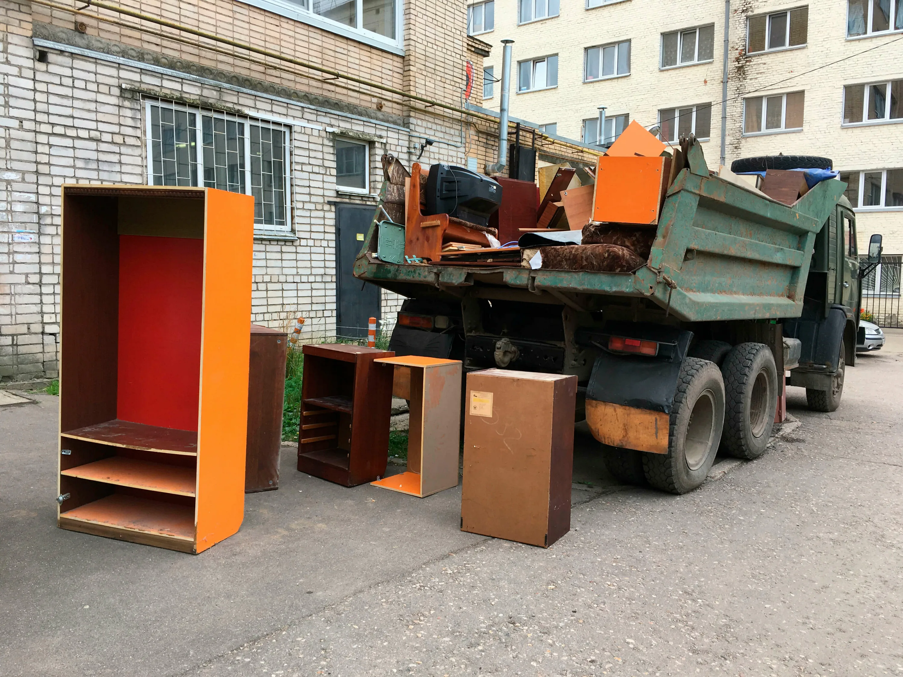 Утилизация старой мебели с вывозом и разбором в Полевской в октябре