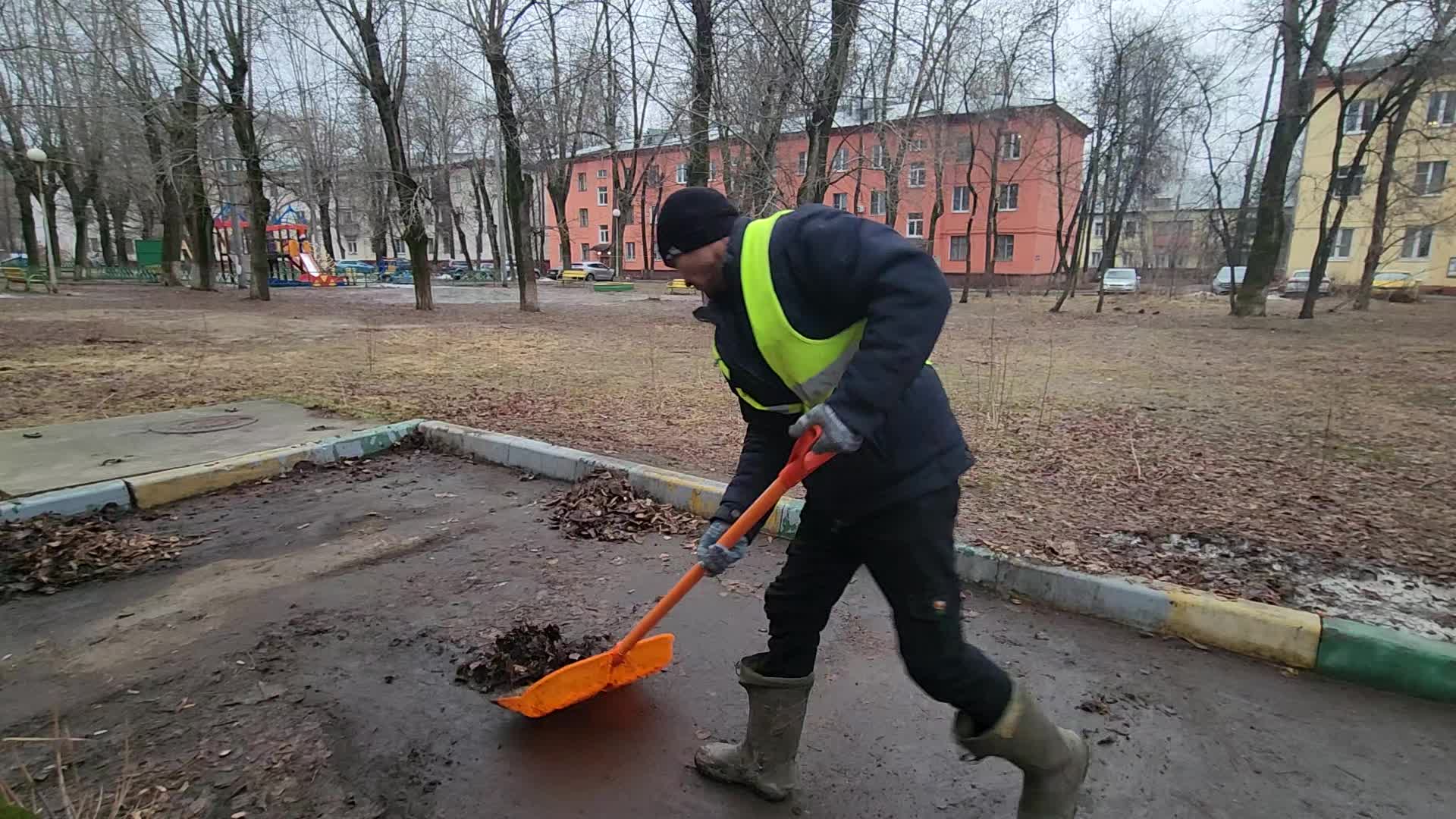 Уборка территорий в Полевской в октябре