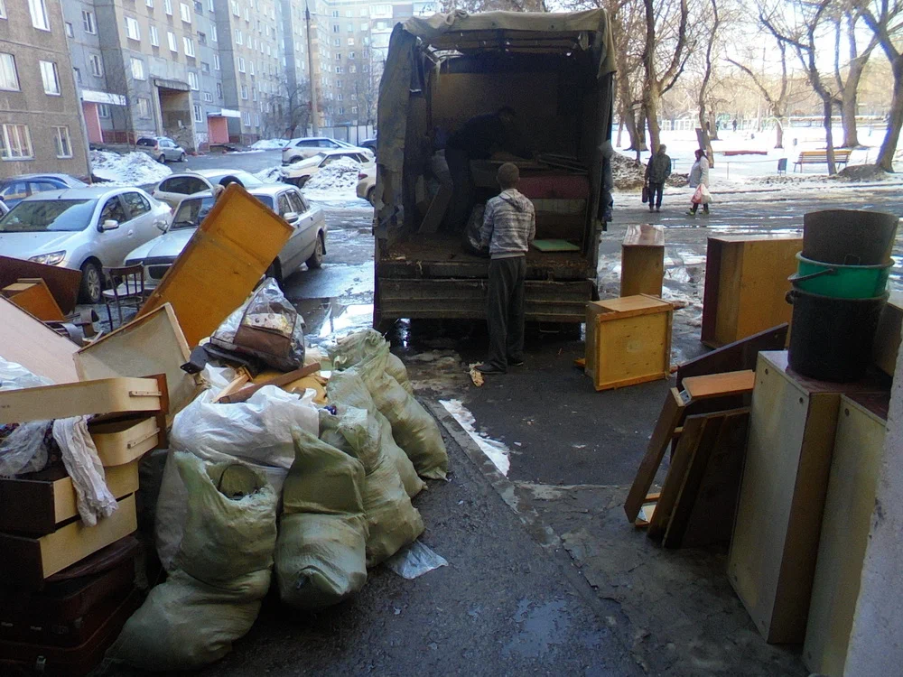 Вывоз мусора из подвала с утилизацией в Полевской в октябре
