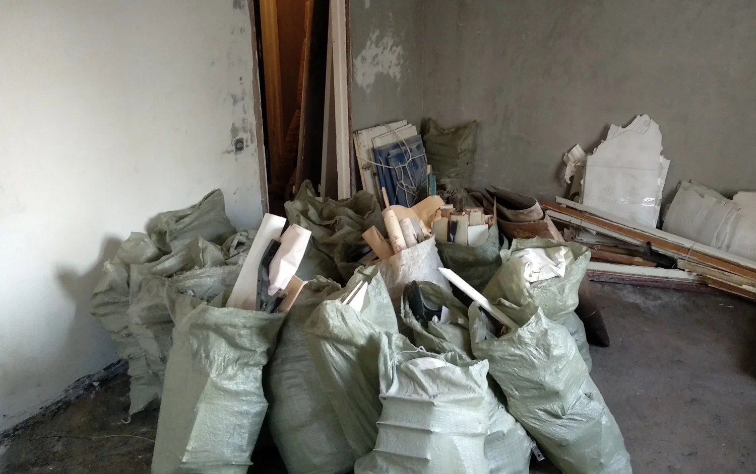 Уборка строительного мусора с вывозом и утилизацией в Полевской в октябре