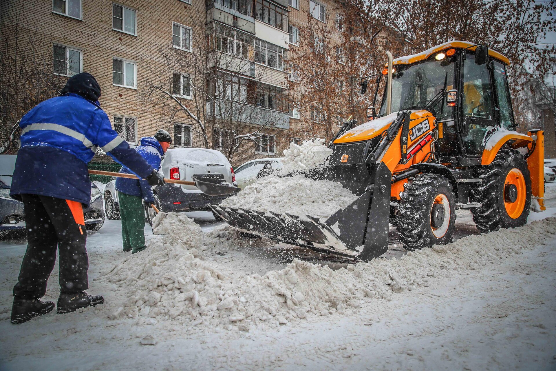Очистка дворов от снега и наледи в Полевской — уборка снега, трактор и ручная, цены от 513 руб. | ПроМусор