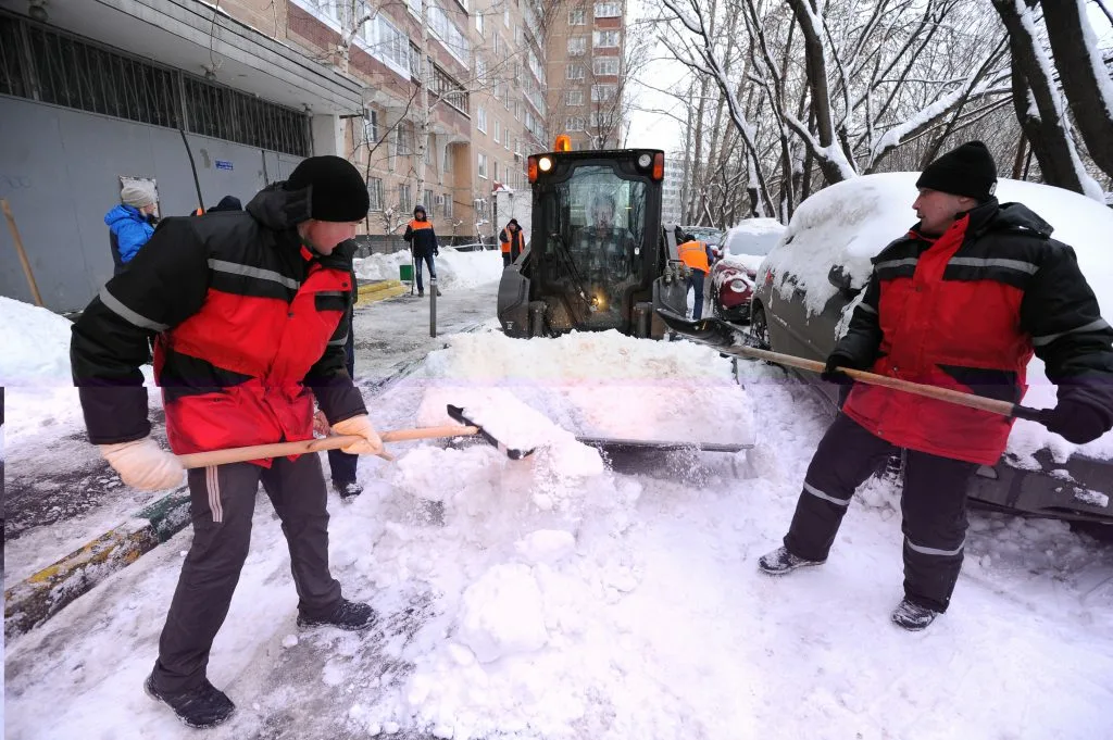 Очистка дворов от снега с гарантией результата в Полевской в октябре