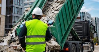Вывоз строительного мусора в Полевской: услуги лицензированной компании — ПроМусор